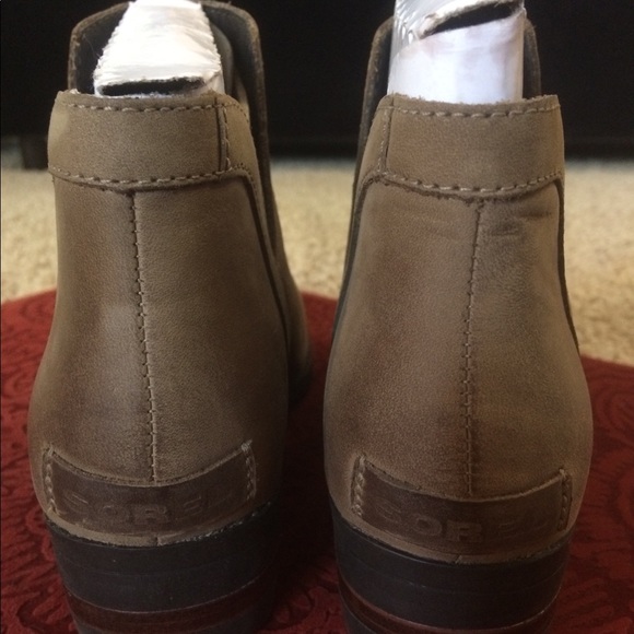 SOLD Sorel Lolla Cut-Out Boot, Ash Brown 7 leather - Picture 5 of 8